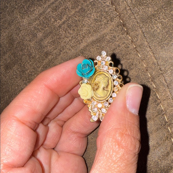 Vintage Gold Cameo Ring with Turquoise and Cream Flower Accents - Picture 5 of 5